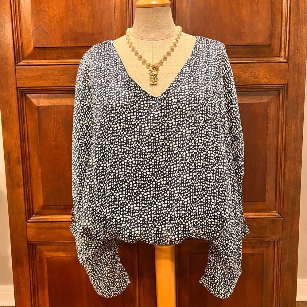 Tyche Navy and White batwing top with sheer sleeve - size Large